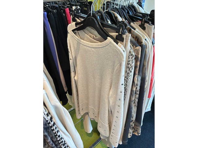 Dames blouses, rokken, jurken en broeken (240 stuks) - afbeelding 16 van  95