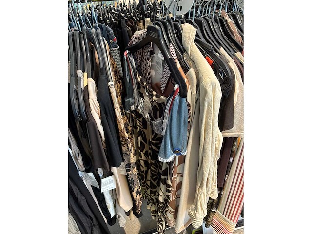 Dames blouses, rokken, jurken en broeken (240 stuks) - afbeelding 30 van  95