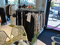 Dames blouses, rokken, jurken en broeken (240 stuks)