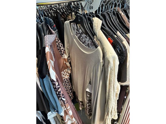 Dames blouses, rokken, jurken en broeken (240 stuks) - afbeelding 32 van  95