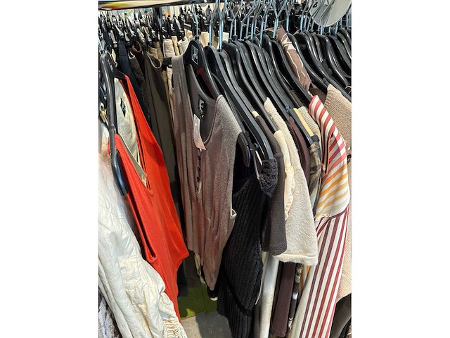 Dames blouses, rokken, jurken en broeken (240 stuks) - afbeelding 37 van  95