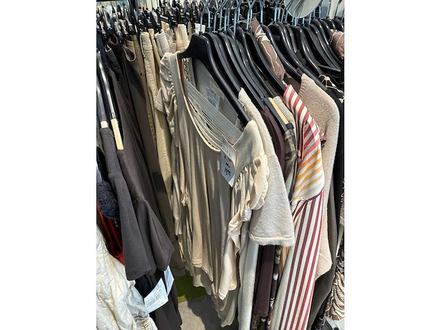 Dames blouses, rokken, jurken en broeken (240 stuks) - afbeelding 39 van  95
