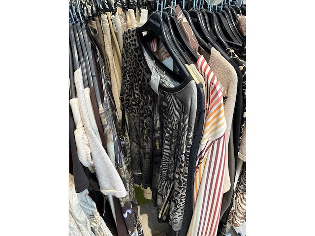 Dames blouses, rokken, jurken en broeken (240 stuks) - afbeelding 45 van  95