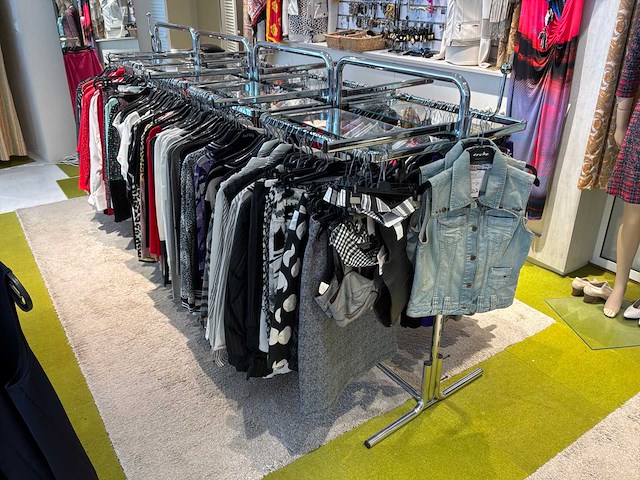 Dames blouses, rokken, jurken en broeken (400 stuks) - afbeelding 1 van  94