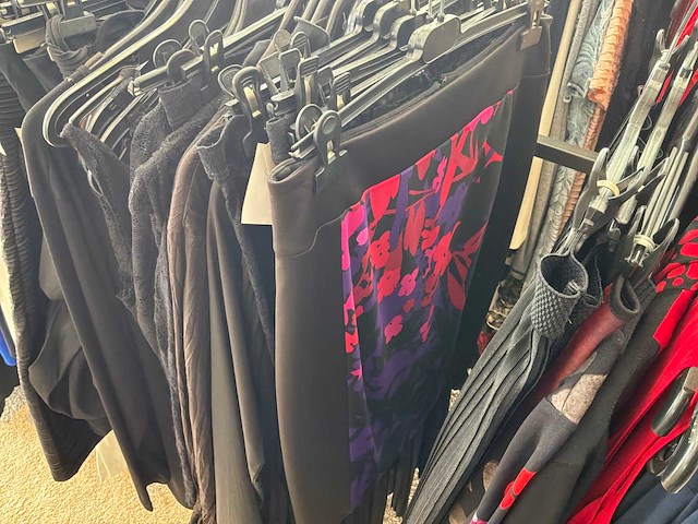 Dames blouses, rokken, jurken en broeken (420 stuks) - afbeelding 12 van  105