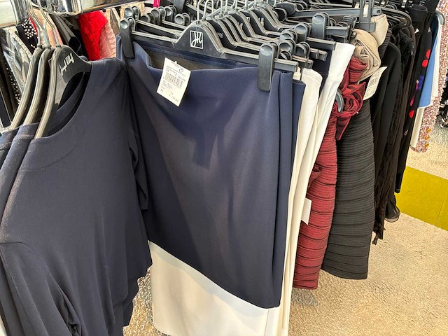 Dames blouses, rokken, jurken en broeken (420 stuks) - afbeelding 50 van  105