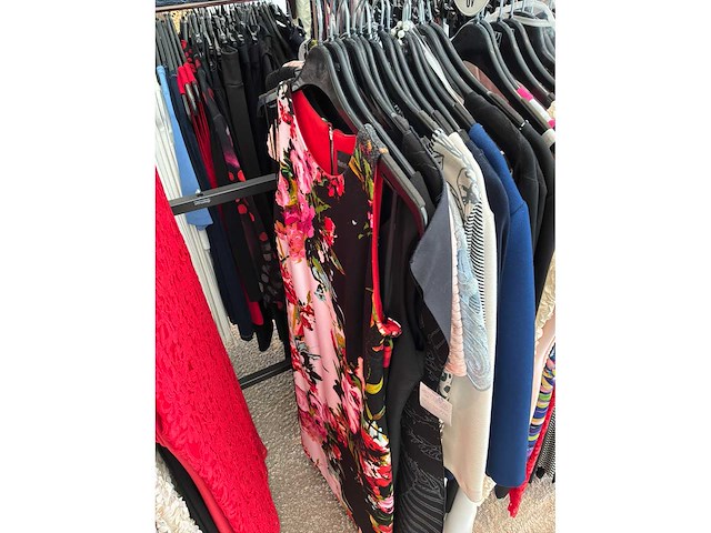 Dames blouses, rokken, jurken en broeken (420 stuks) - afbeelding 64 van  105