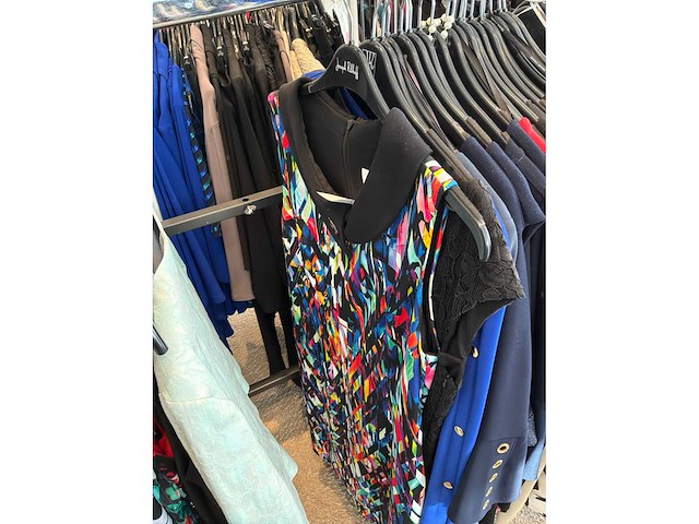 Dames blouses, rokken, jurken en broeken (420 stuks) - afbeelding 103 van  105