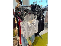 Dames blouses, t-shirts en tops (115 stuks) - afbeelding 1 van  22