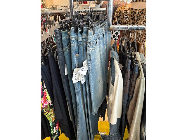 Dames blouses, t-shirts en tops (115 stuks) - afbeelding 4 van  22