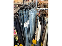 Dames blouses, t-shirts en tops (115 stuks) - afbeelding 4 van  22