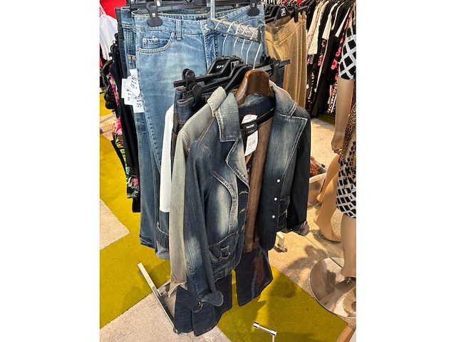 Dames blouses, t-shirts en tops (115 stuks) - afbeelding 5 van  22