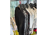 Dames blouses, t-shirts en tops (115 stuks) - afbeelding 6 van  22