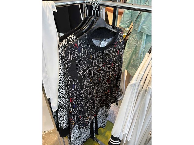 Dames blouses, t-shirts en tops (115 stuks) - afbeelding 9 van  22