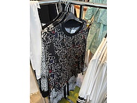 Dames blouses, t-shirts en tops (115 stuks) - afbeelding 9 van  22