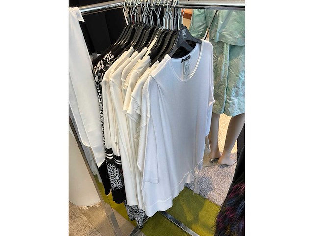 Dames blouses, t-shirts en tops (115 stuks) - afbeelding 10 van  22