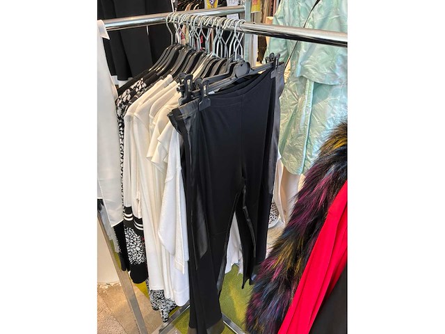 Dames blouses, t-shirts en tops (115 stuks) - afbeelding 11 van  22