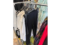 Dames blouses, t-shirts en tops (115 stuks) - afbeelding 11 van  22