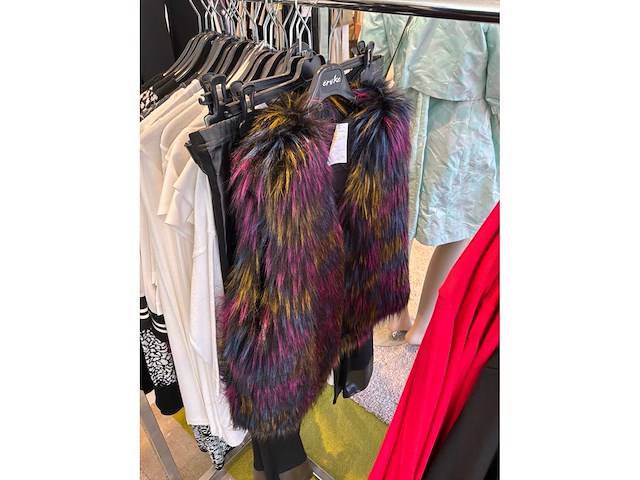 Dames blouses, t-shirts en tops (115 stuks) - afbeelding 12 van  22