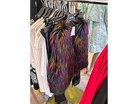 Dames blouses, t-shirts en tops (115 stuks) - afbeelding 12 van  22