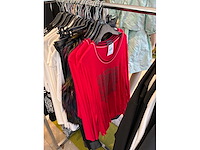 Dames blouses, t-shirts en tops (115 stuks) - afbeelding 13 van  22