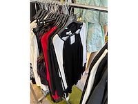 Dames blouses, t-shirts en tops (115 stuks) - afbeelding 14 van  22