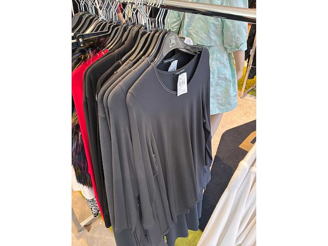 Dames blouses, t-shirts en tops (115 stuks) - afbeelding 16 van  22