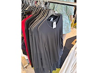 Dames blouses, t-shirts en tops (115 stuks) - afbeelding 16 van  22