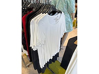 Dames blouses, t-shirts en tops (115 stuks) - afbeelding 17 van  22