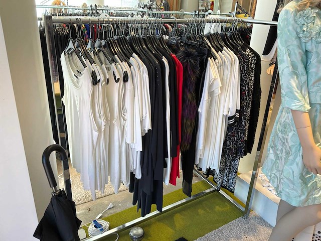 Dames blouses, t-shirts en tops (115 stuks) - afbeelding 7 van  22