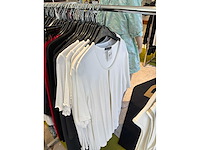 Dames blouses, t-shirts en tops (115 stuks) - afbeelding 19 van  22