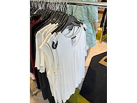 Dames blouses, t-shirts en tops (115 stuks) - afbeelding 20 van  22