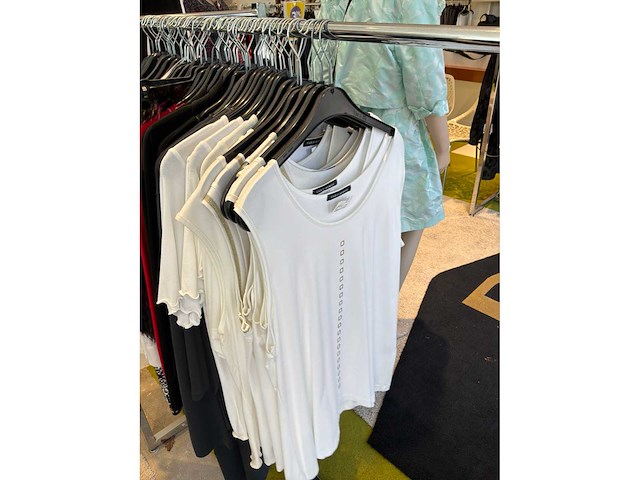 Dames blouses, t-shirts en tops (115 stuks) - afbeelding 21 van  22