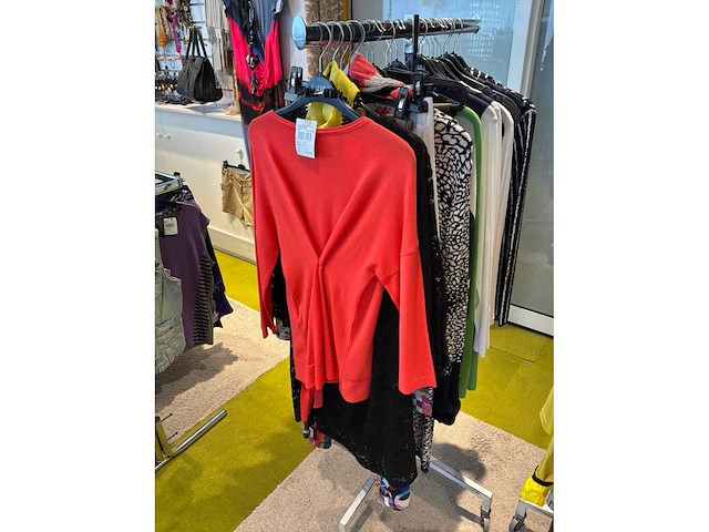 Dames blouses, t-shirts en tops (115 stuks) - afbeelding 18 van  22