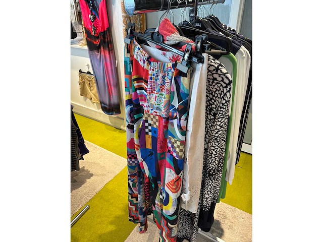 Dames blouses, t-shirts en tops (115 stuks) - afbeelding 22 van  22