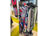 Dames blouses, t-shirts en tops (115 stuks) - afbeelding 22 van  22