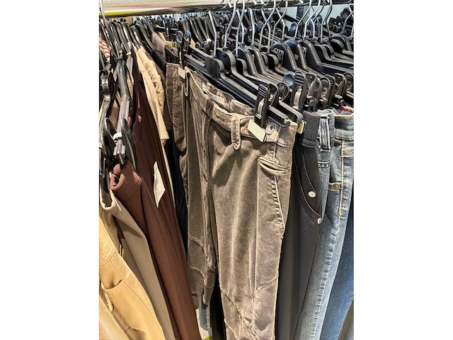 Dames broeken (178 stuks) - afbeelding 44 van  60