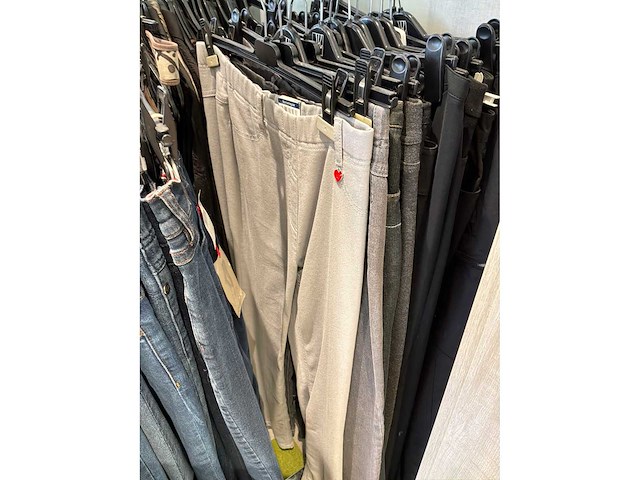 Dames broeken (178 stuks) - afbeelding 53 van  60