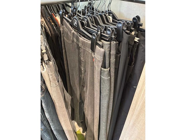 Dames broeken (178 stuks) - afbeelding 54 van  60