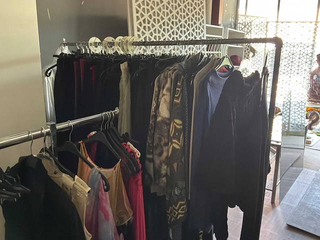 Dames broeken, tops, jassen, colberts en accessoires (600 stuks) - afbeelding 4 van  11