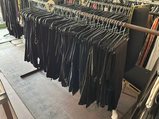 Dames broeken, tops, jassen, colberts en accessoires (600 stuks) - afbeelding 7 van  11