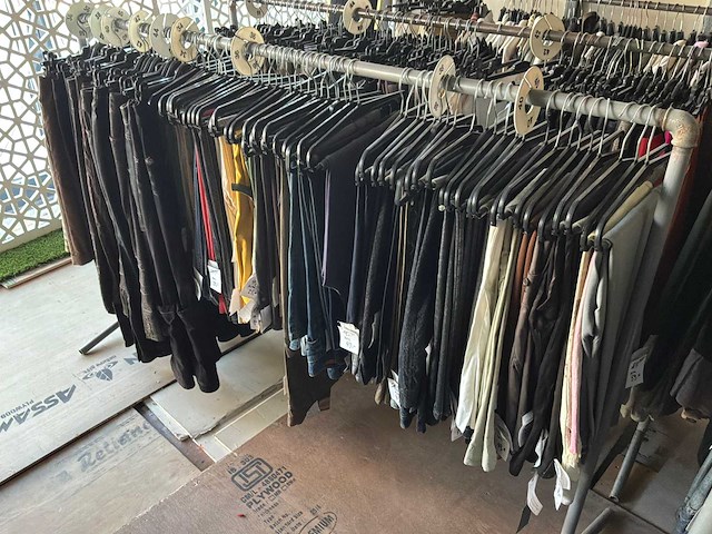 Dames broeken, tops, jassen, colberts en accessoires (600 stuks) - afbeelding 8 van  11