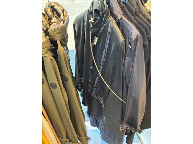 Dames (winter) jassen (52 stuks) - afbeelding 16 van  20