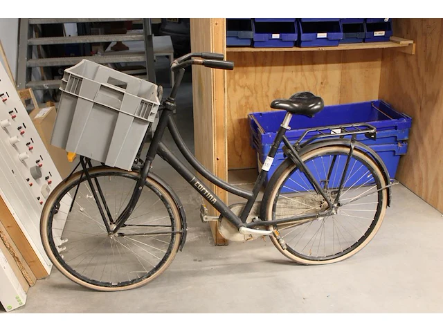 Damesfiets cortina, opknappertje. - afbeelding 1 van  4