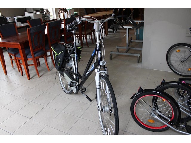 Damesfiets rih type delta met acht versnellingen en fietstassen. - afbeelding 2 van  4