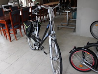 Damesfiets rih type delta met acht versnellingen en fietstassen. - afbeelding 2 van  4