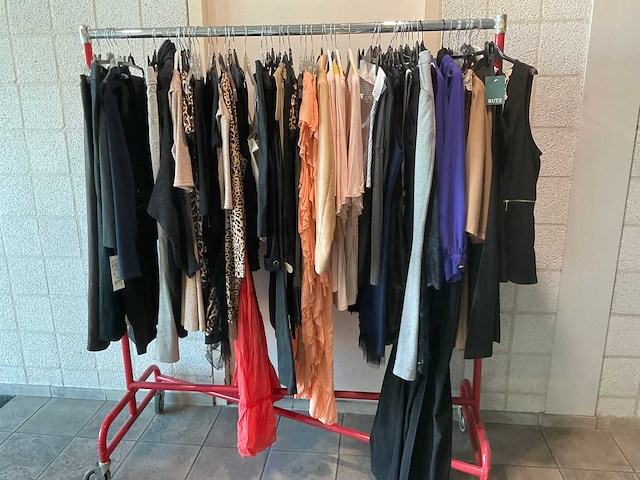 Dameskleding (57x) - afbeelding 1 van  6