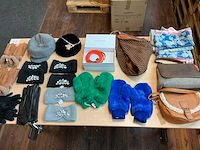 Dameskleding, schoenen en accessoires (60x) - afbeelding 1 van  7