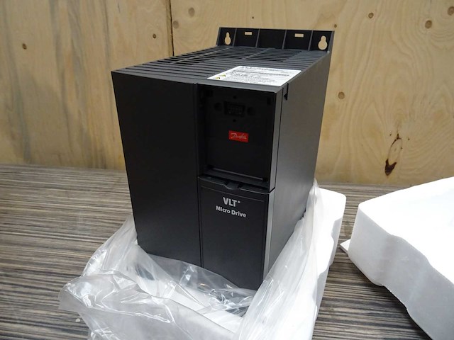 Danfoss - fc-051p18kt4e20h3bxcxxxsxxx - frequentieregelaar - afbeelding 1 van  2