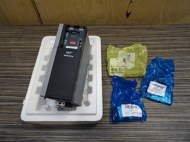 Danfoss - vlt midi drive - fc-280p2k2s2e20h1xxcxxsxxxxay - frequentieregelaar - afbeelding 1 van  2